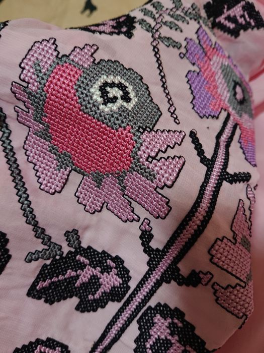 Жіноча рожева вишиванка