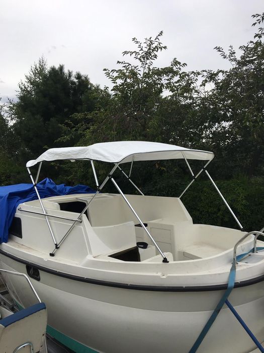 Łódź Motorowa z silnikiem i przyczepą.