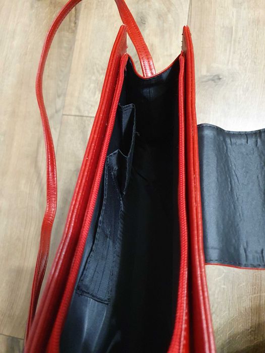 Czerwona kopertówka na wesele, imprezę