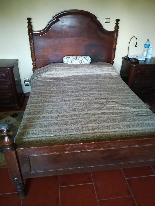 Solid Chestnut Wood Bed