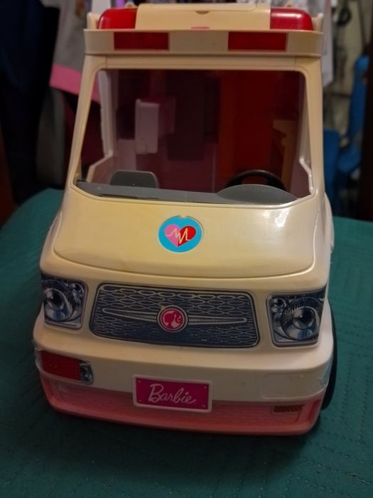 Ambulância e Clínica Transformável da Barbie