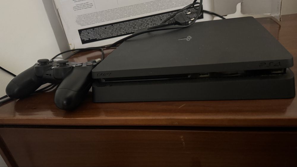 PS4 Slim 1TB + 2 comandos (Factory Reset + Pode ser desbloqueável)