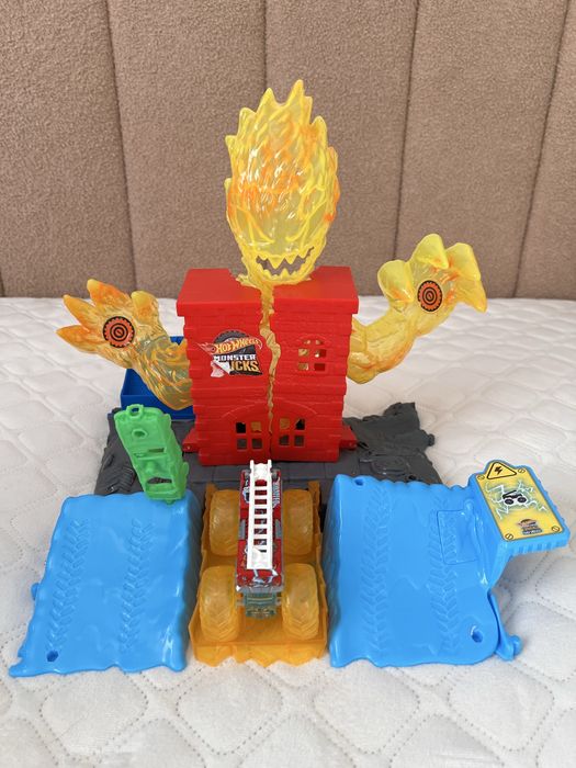 Автомийка з машинками та монстер трак