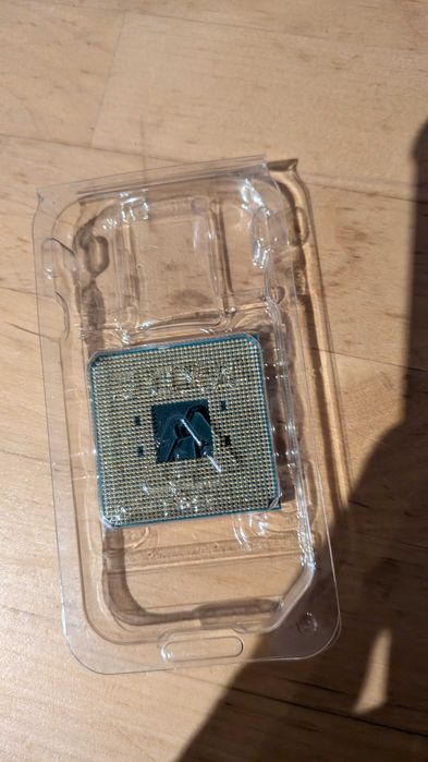 AMD Ryzen 5 1500X (4C/8T até 3.7 GHz) – Na Caixa c/ Cooler Original (Como Novo)