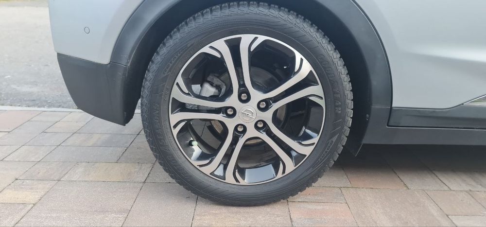 У продажу 2 авто Opel AMPERA-E