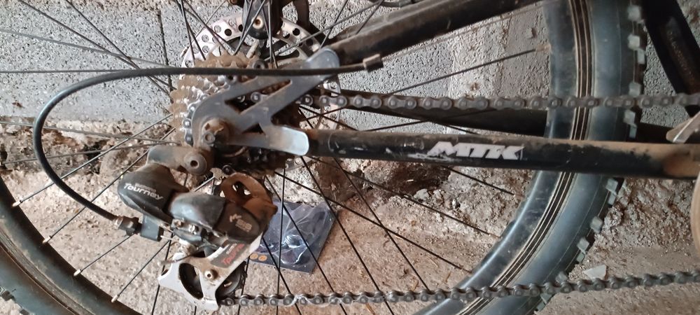 Bicicleta de montanha (BTT) preta.