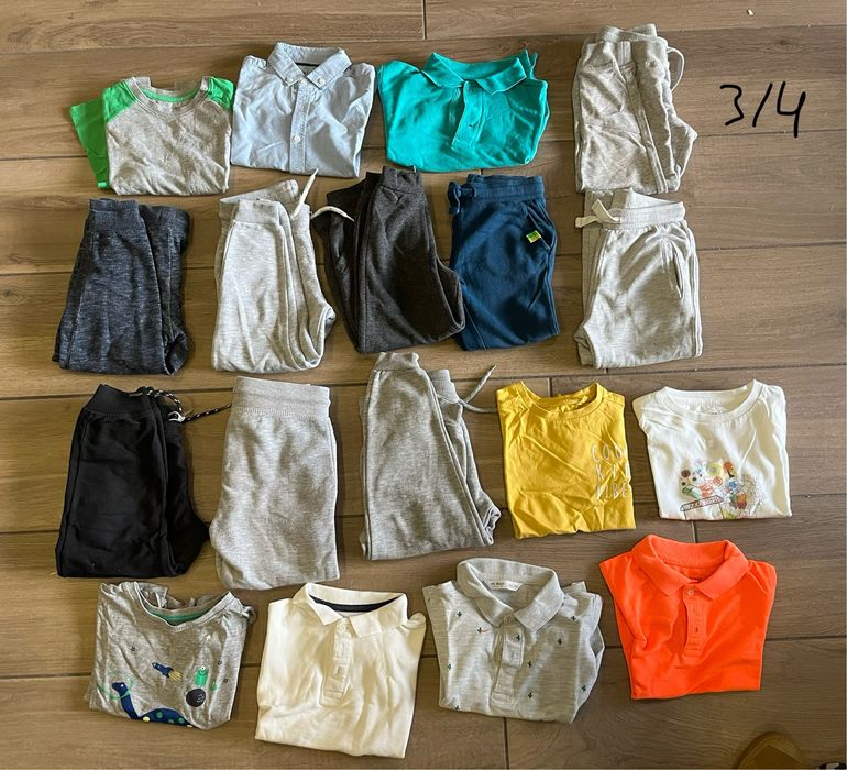 Centenas de peças de roupa de rapaz dos 2 aos 4 anos