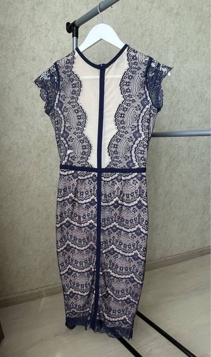 Сукня кружевна міді