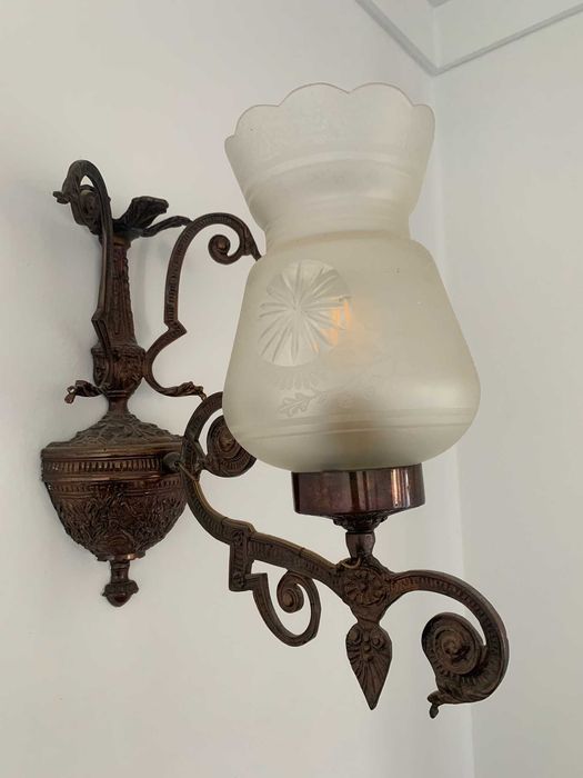 Lote de Iluminação Vintage/Clássica: Lustre + 7 Apliques em Bronze, Latão e Vidro