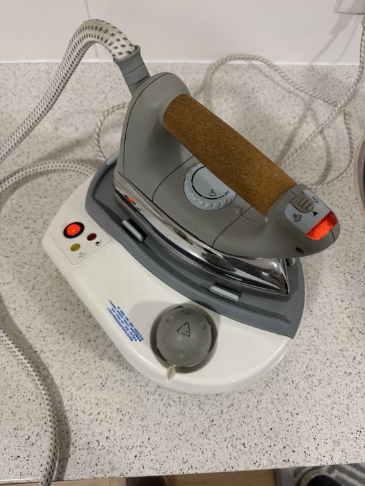 Ferro de engomar a vapor com caldeira Ariete