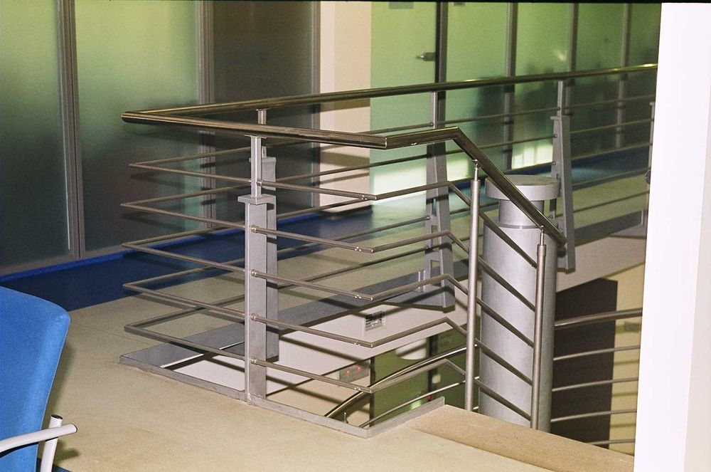 schody wewnętrzne na konstrukcji metalowej