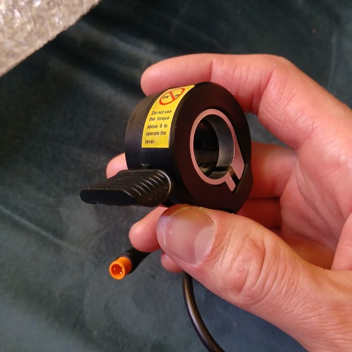 Manetka gazu do hulajnogi, roweru elektrycznego
