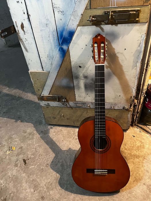 Sprzedam gitarę Yamaha w bardzo dobrym stanie.