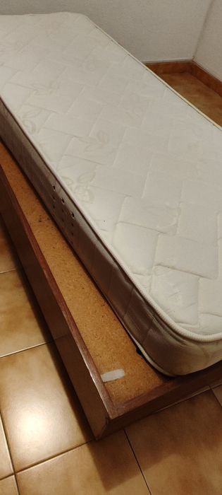 Cama em madeira e colchão