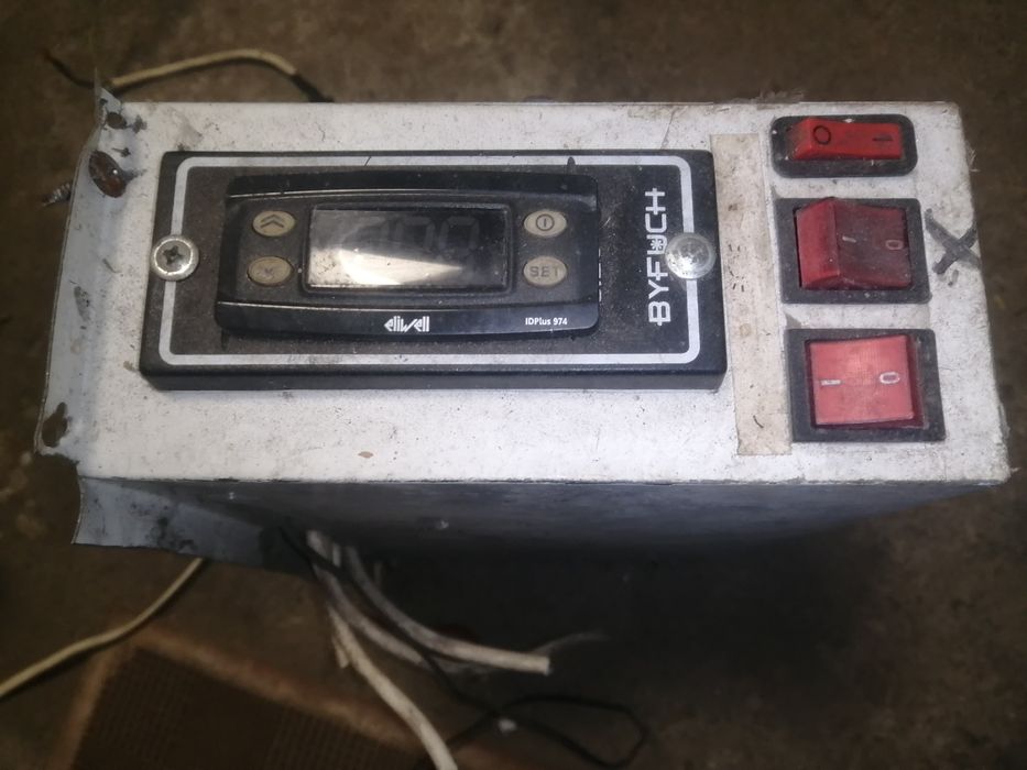 Компресор промисловї холодильних вітрини.