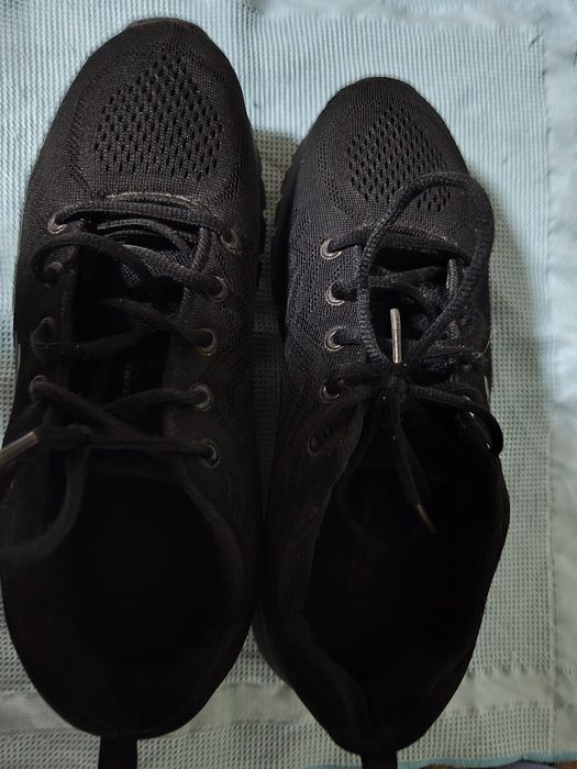 Ténis Skechers pretos impecáveis.