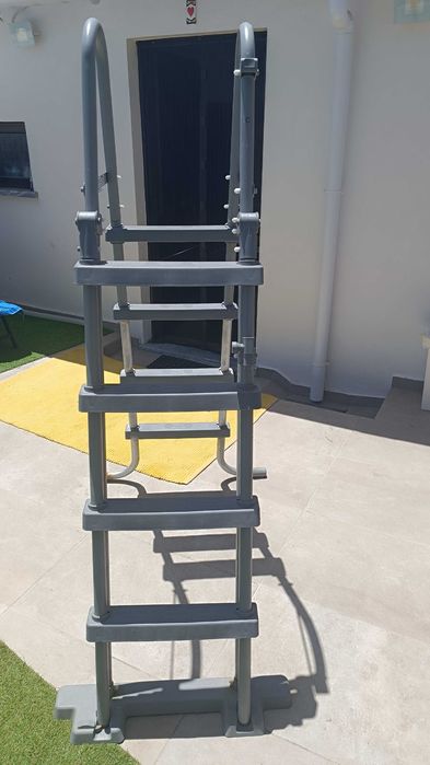 Escada para piscinas Bestway Flip & Lock 1,32 m
