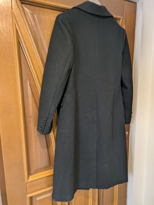 Czarny, elegancki płaszcz.