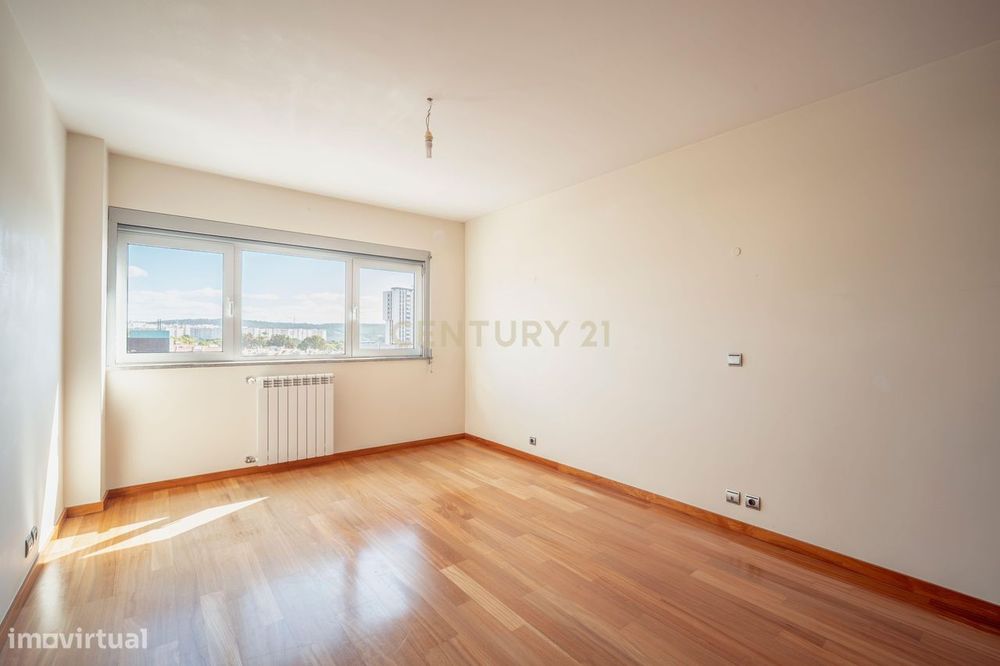 T5+1 Duplex em Linda-a-Velha com 291 m² úteis, 5 estacionamentos e vis