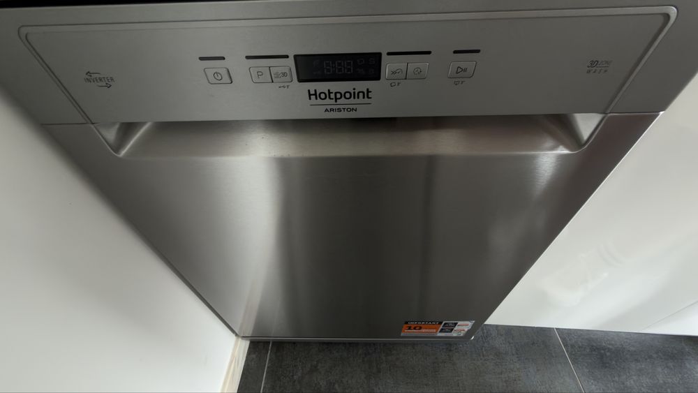 Máquina de Lavar Loiça Hotpoint Ariston (Inox) – ainda com garantia!