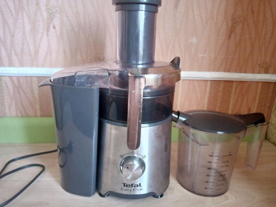 Соковыжималка Tefal Easy Fruit ZE 610 D, б/у.