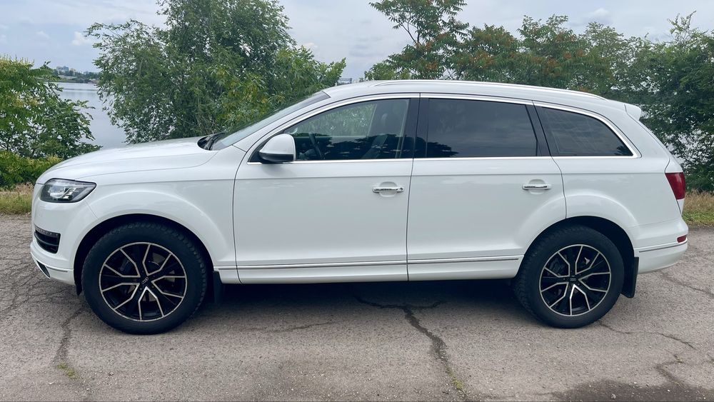 Автомобиль AUDI Q7