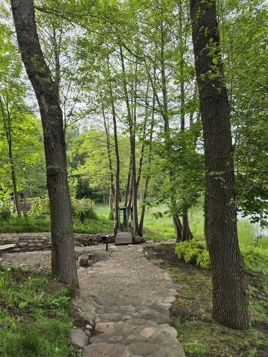 Domek nad jeziorem Chalińskim w Rybinach.