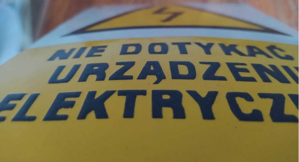 Tabliczki emaliowane: Nie dotykać! urządzenie elektryczne, prl 2szt