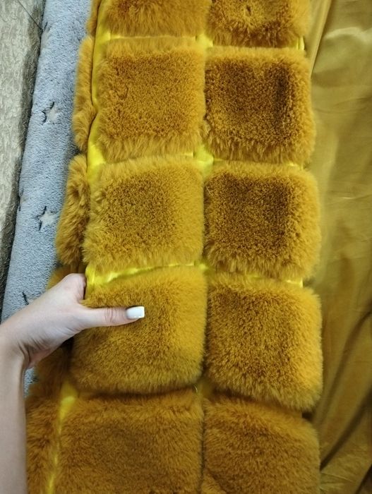 Желетка на хутрі,в гарному стані!