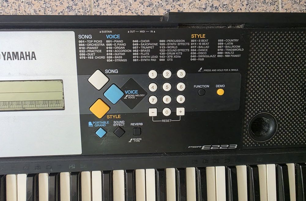 Piano YAMAHA PSR - E223 falta Carregador