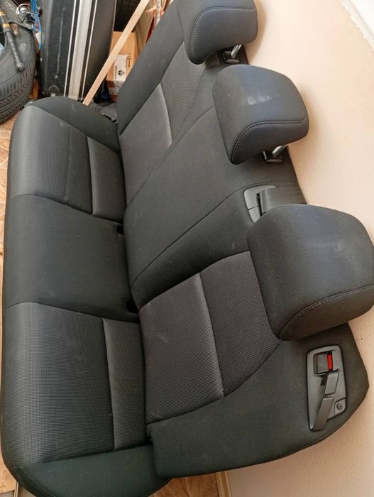 Продам задний диван Мазда.