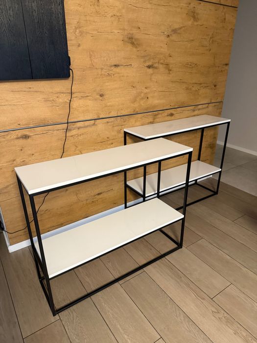 Dwie konsole. Białe na czarnym stelażu