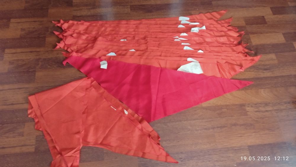 Галстук пионерский. 1983 г. С биркой . Новые. Значки.