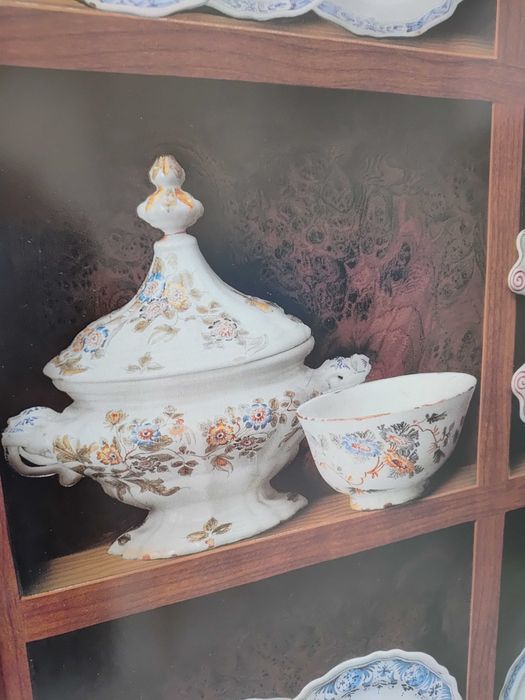 Obraz  do kuchni ,jadalni. Witryna talerze w kredensie.