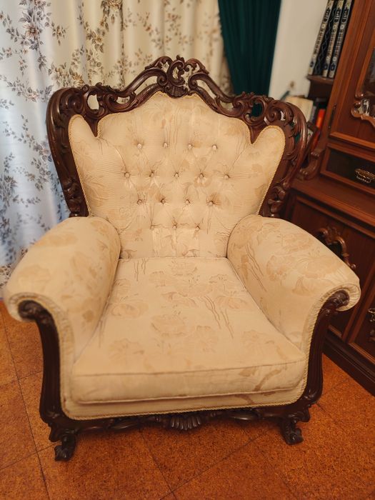 Conjunto de 1 Sofá e 2 Poltronas em Madeira Entalhada