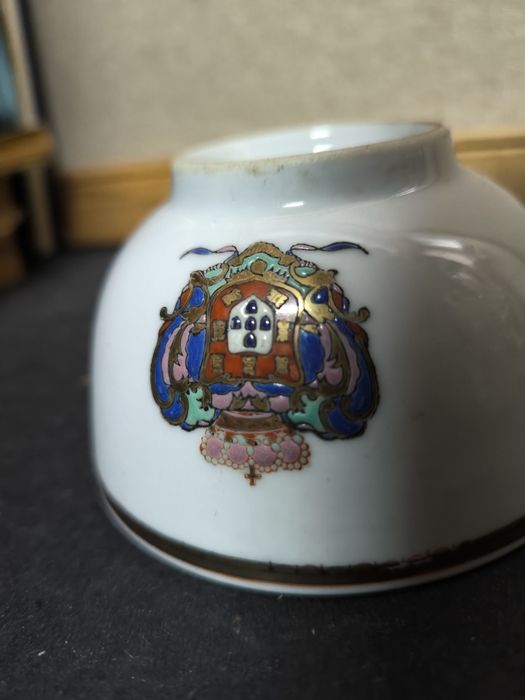 Elegante Tigela de Porcelana com Brasão Português. 
Tigela em porcelan