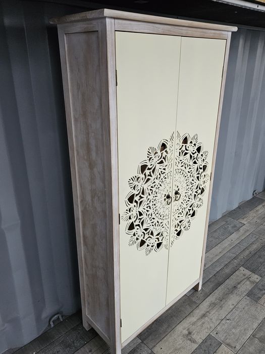 Nieduża szafa półki kremowa rozeta