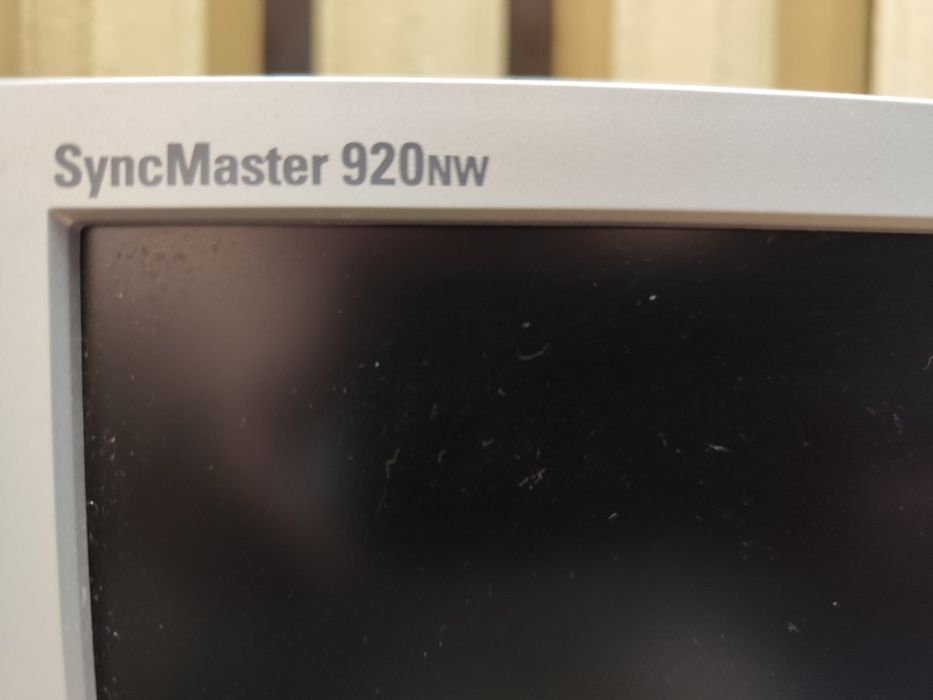 Монитор широкоформатный Samsung SyncMaster 920NW в рабочем состоянии