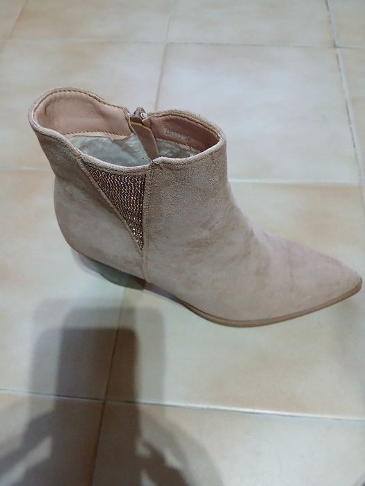 Vendo botas texanas número 38 porque ficam apertadas nas pernas