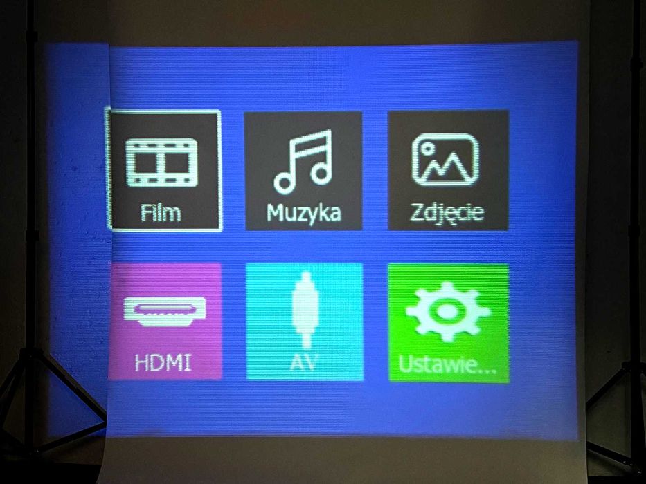 BASS POLSKA Przenośny Mini Projektor Mobilny Rzutnik Led 100"  BH15929