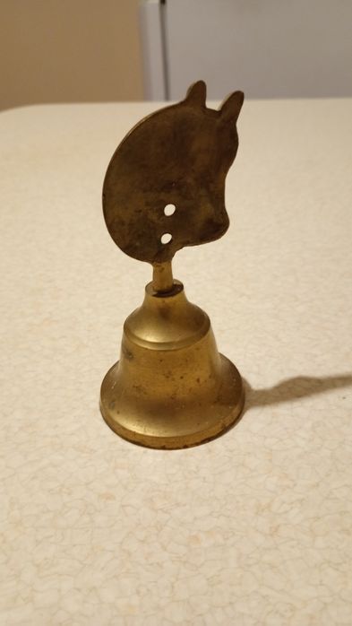 Mosiężny dzwonek z koniem