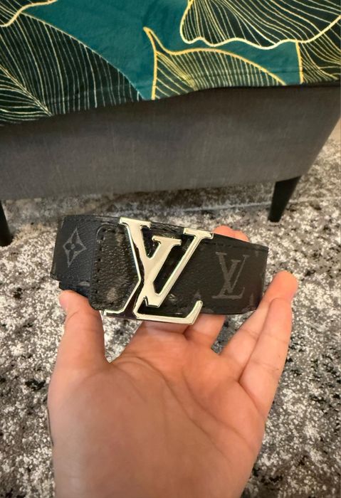 Pasek srebrnego koloru