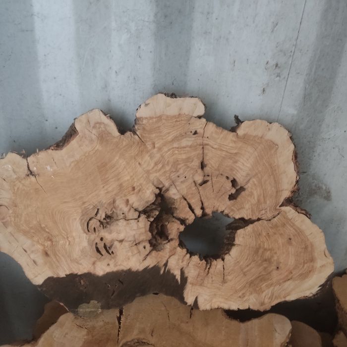 Pranchas em madeira de acácia, oliveira e carvalho.