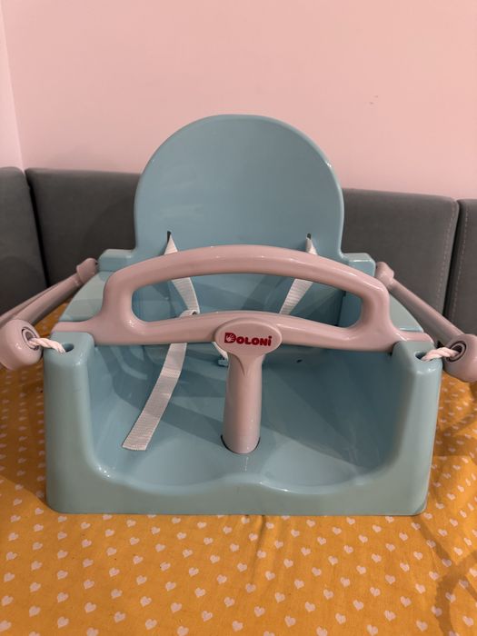 Дитяча качеля у двір.