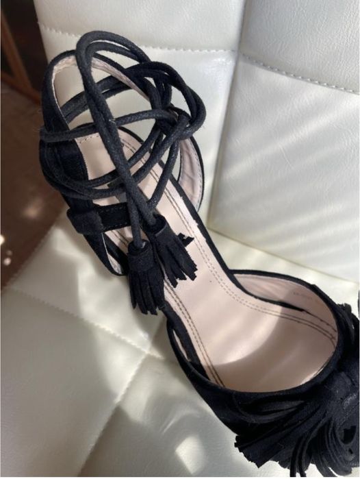 Чорні босоніжки на підборах