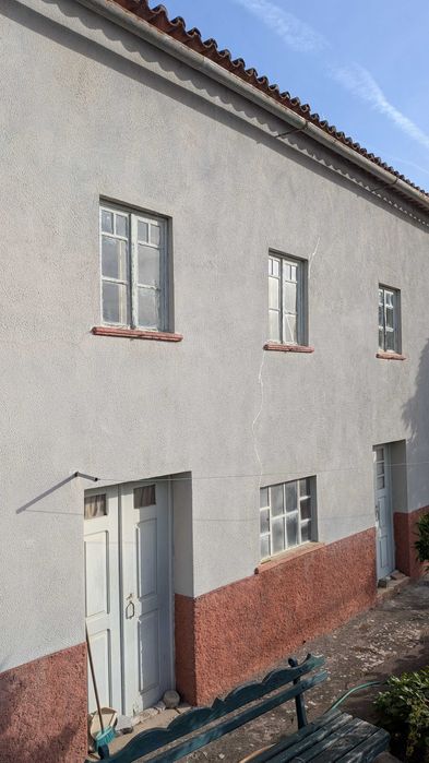 Vende-se moradia rústica para ganhar uma nova vida...