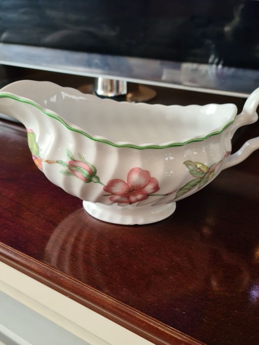 Porcelanowa sosjerka,  kwiat wiśni