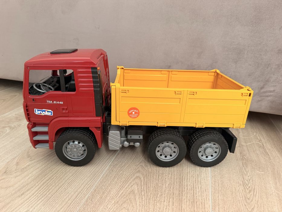 Bruder самоскид MAN з екскаватором Liebherr