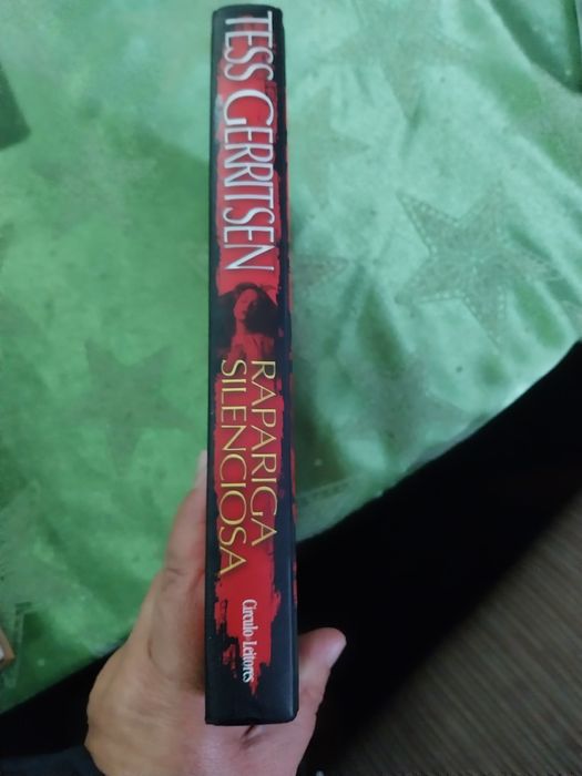 Rapariga Silenciosa. Portes incluídos