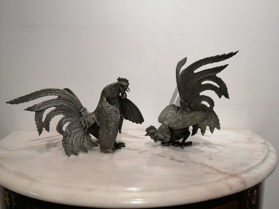 Par de galos de luta em metal